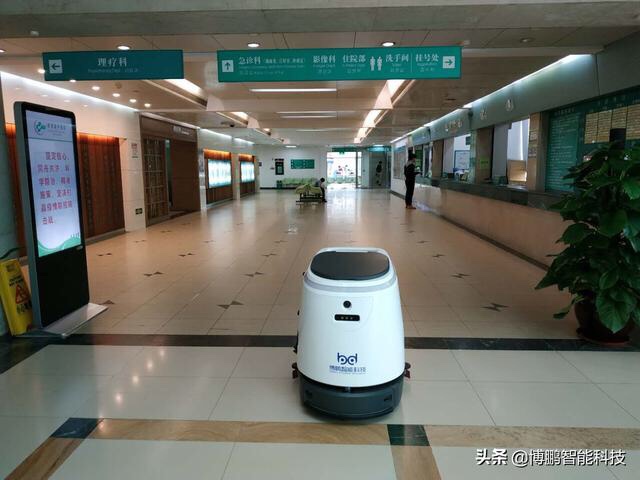 博鹏智能新一代无人驾驶清洁机器人“萌小白”在广东中医院投入使用