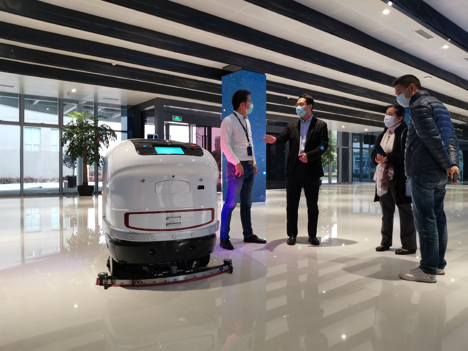 常州天策机器人公司迎来新访客 无人驾驶洗地机哪个牌子好？