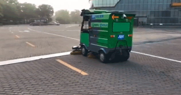上海嘉定创新港和汽车博览公园里的无人驾驶扫地车永不疲倦 无人驾驶扫地车哪个好