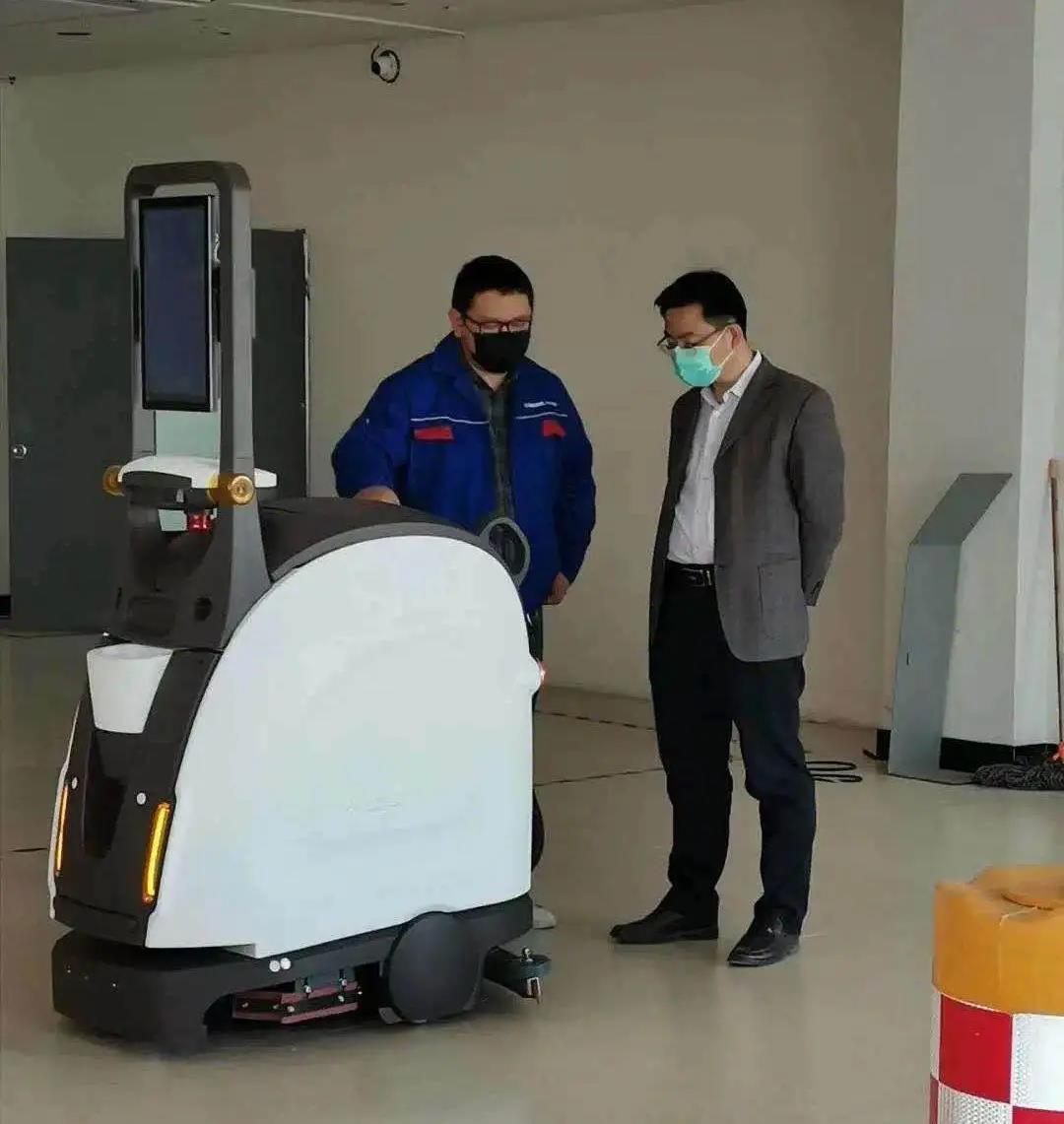 杭州它人向母校哈尔滨工程大学捐赠智能清洁消毒机器人 无人驾驶洗地机哪个牌子好