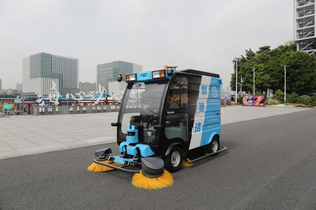 “智赛洁”无人扫地车在广州海心沙公园“上岗” 无人驾驶扫地车哪个牌子好