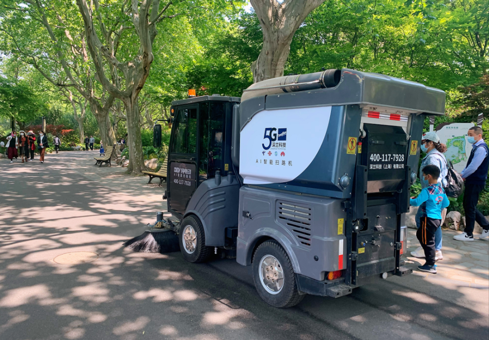 无人驾驶扫地车什么牌子好？深兰科技研发的AI消毒环卫车——熊猫扫地王在长风公园亮相