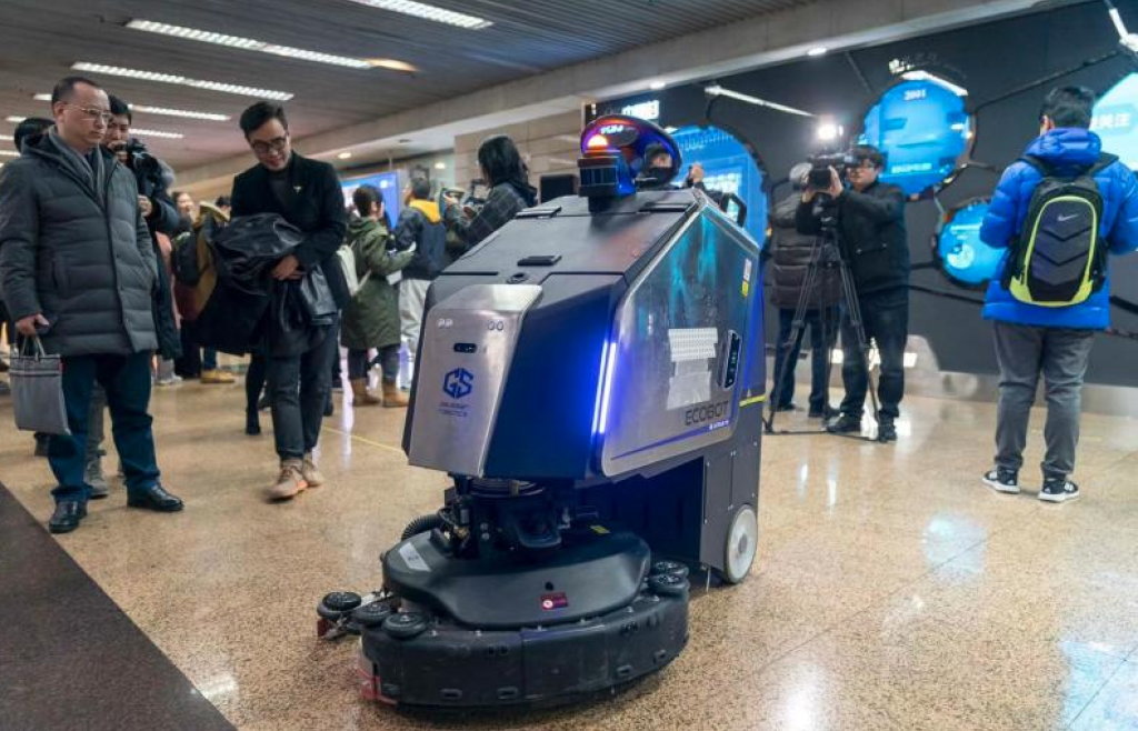 商用清洁机器人品牌哪个好？高仙无人驾驶洗地机亮相科普车站