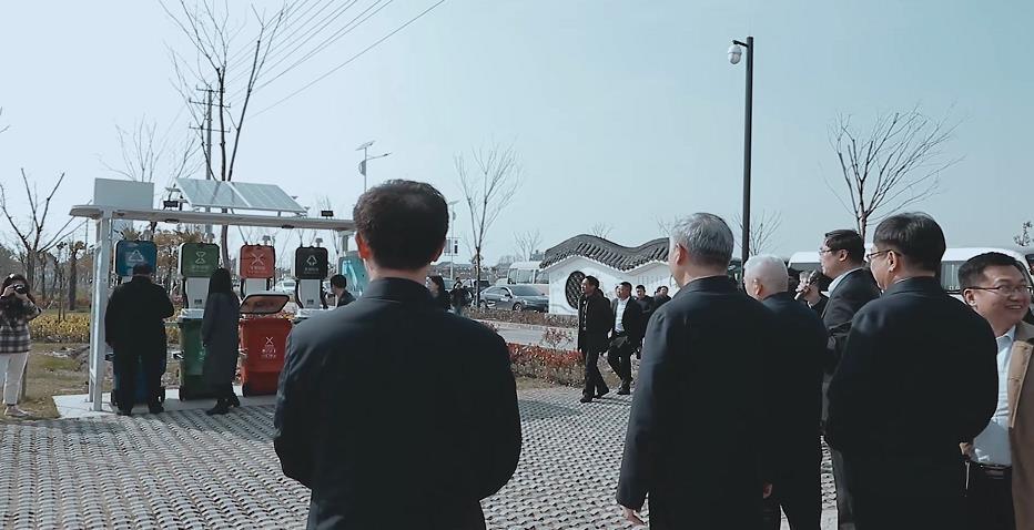南通市副市长赵闻斌考察明诺并参观无人驾驶扫地车作业