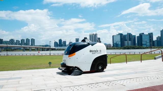 明珠湾管理局在明珠湾智能驾驶示范区引进的无人驾驶清扫车“蜗小白”